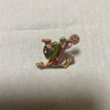 컬러풀 LV 로고 핑 배치