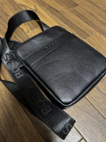BOSS 블랙 가죽 숄더백
