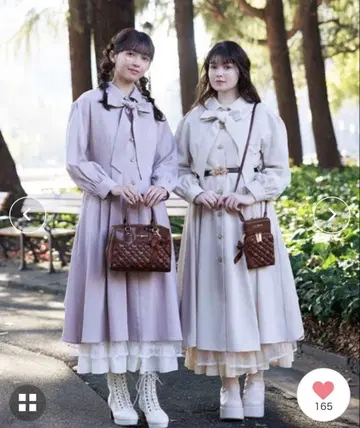 엑시즈팜 백 프릴 트렌치코트