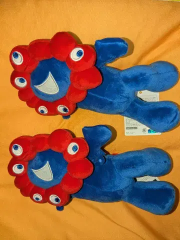 파란색과 빨간색 꽃 봉제 인형 2개 세트
