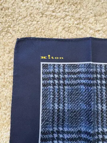 Kiton 키튼 포켓 치프 체크 무늬 네이비 계열 실크 이탈리아제