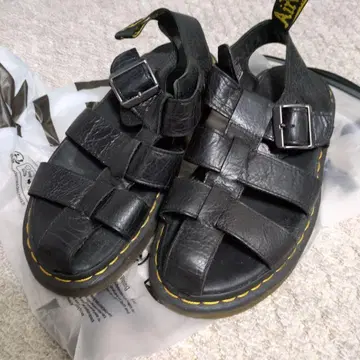 Dr. Martens 샌들
