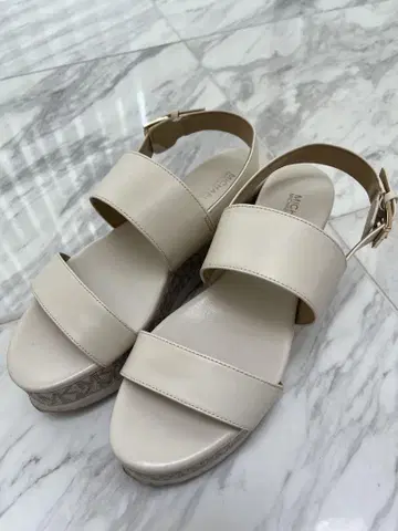 크림색 스트랩 샌들