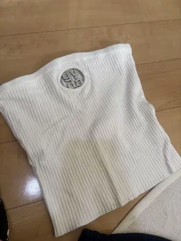 GYDA 로고 튜브 탑
