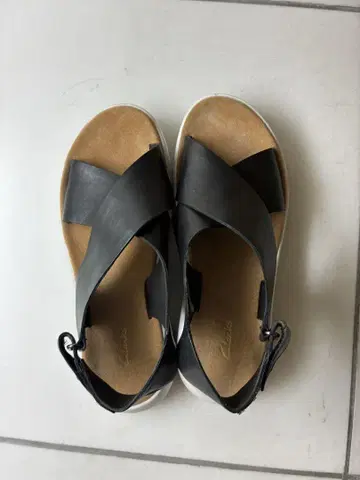 Clarks 크로스 스트랩 샌들