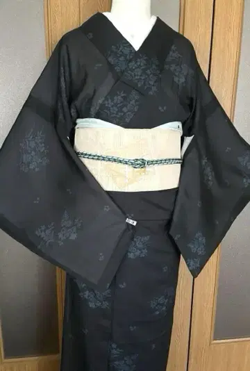 여름용 코몬, 네이비에 블루 꽃 무늬, 청량감 넘치는 부드러운 디자인