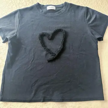 BayBee Fringe Heart T-shirt 블랙 티셔츠