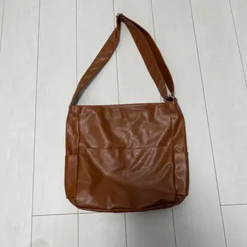 브라운 숄더백 내부 포켓 부착