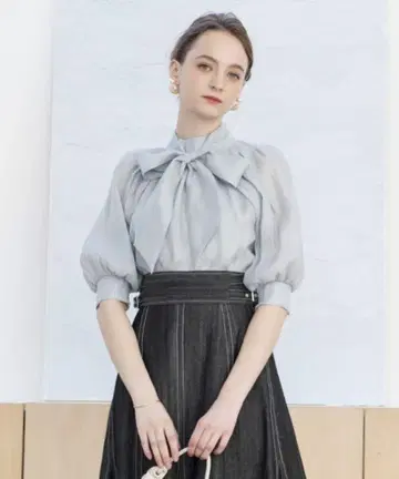 AND COUTURE 보타이 장식 시어 블라우스
