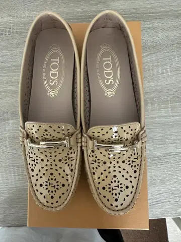 TOD'S 베이지 펀칭 로퍼