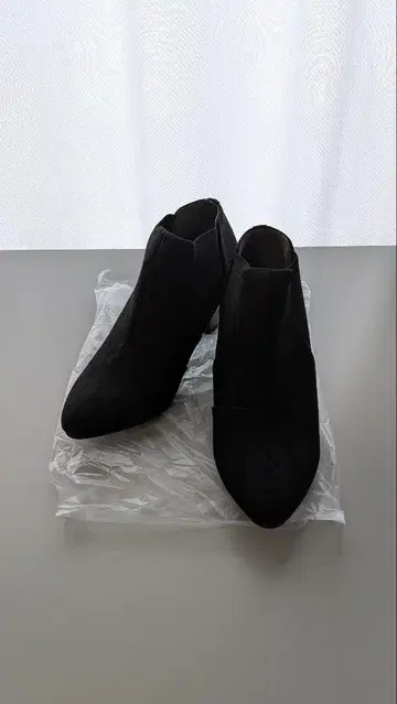 블랙 스웨이드 앵클부츠 미들 힐
