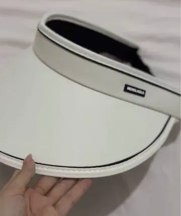 화이트 선바이저