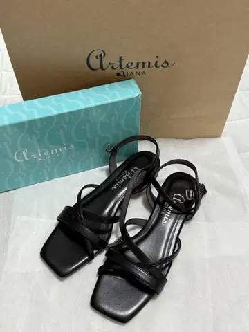 Artemis 다이애나 블랙 스트랩 샌들