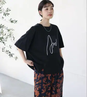 아트 로고 이소재 티셔츠 블랙 미사용 새상품