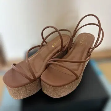 브라운 스트랩 샌들 코르크 밑창
