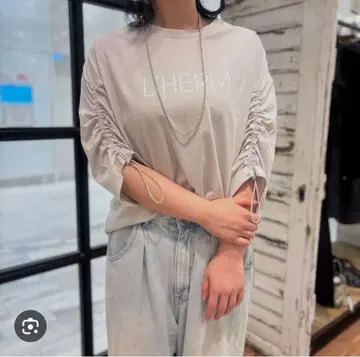 CLOCHE 크로셰 소매 드로스트 로고 티셔츠 512-85725