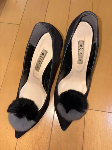 DIANA 폼폼 탈부착 가능 블랙 하이힐