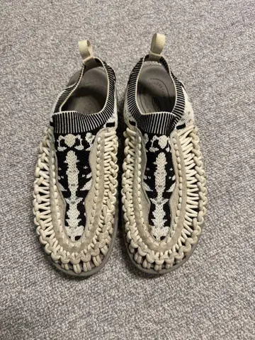 KEEN 슬립온 44 (10.5 US) 베이지/블랙