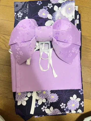 보라색 꽃무늬 유카타, 오비, 일본 나막신 세트