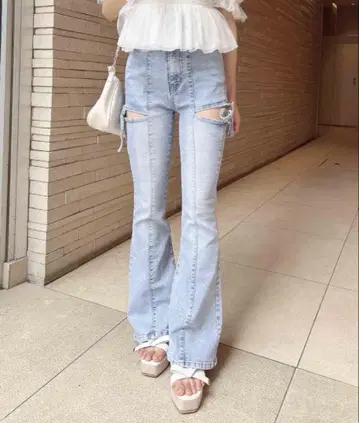 사이드 리본 컷 아웃 플레어 데님 팬츠 라이트 블루 M