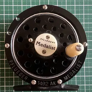Pflueger Medalist 1492 AK (라인 가드 미포함)