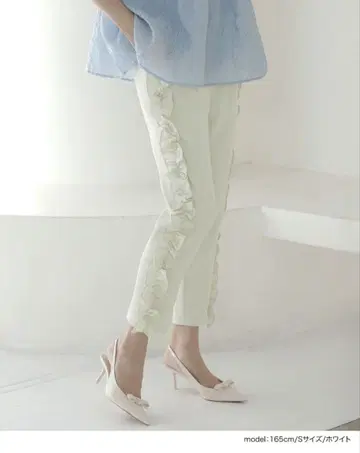 프릴이 달린 화이트 팬츠 S 사이즈