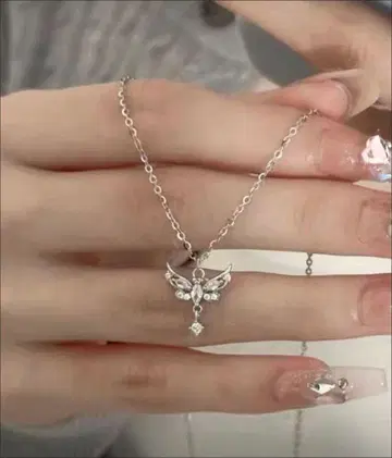천사의 깃털 모티브 목걸이