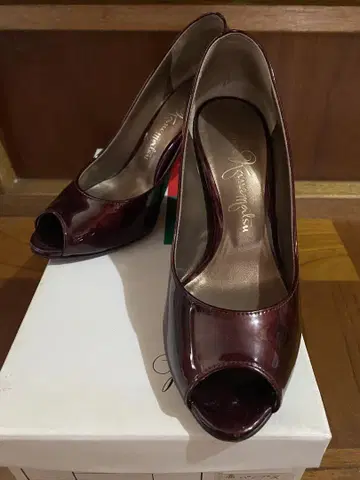 Kanematsu 버건디 오픈토 하이힐