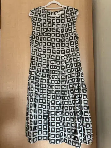 S Max Mara 슬리브리스 무릎 아래 기장 원피스