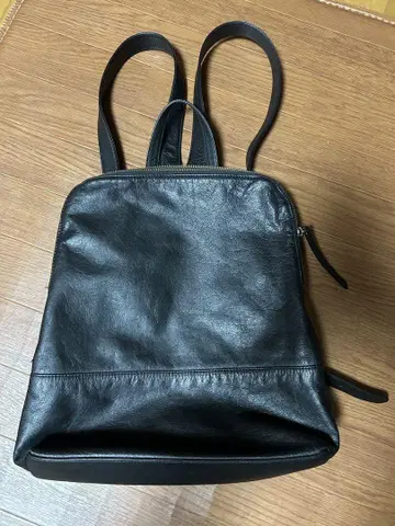 가볍게 들어가는 심플하고 엘레강트한 천연 가죽 백팩
