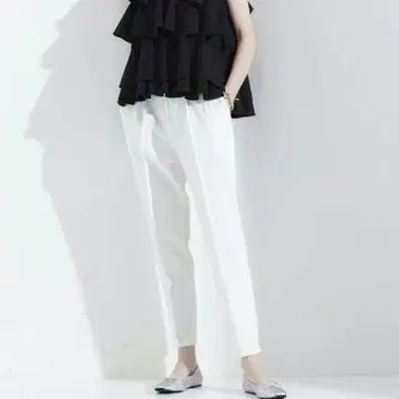 Liesse 리에스 화이트 데님 허리 디자인 테이퍼드 팬츠 2