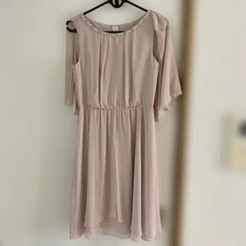 비즈 장식 연한 핑크 쉬폰 드레스