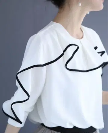 FRENCH PRAVE 파이핑 프릴 블라우스