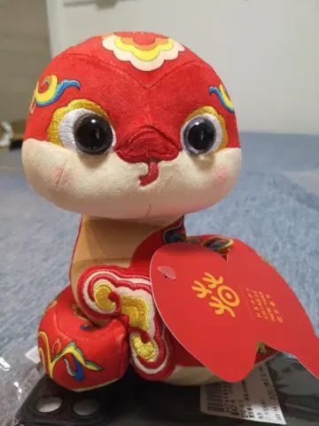 빨간색 전통 무늬 봉제 인형