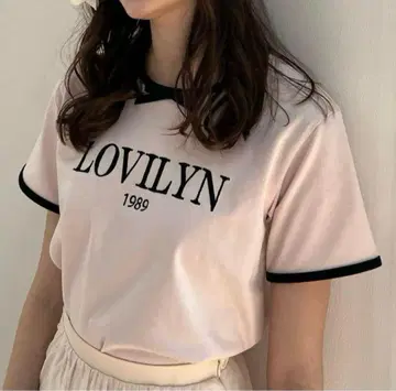 Lovilyn 로고 자수 리본 코튼 티셔츠 핑크