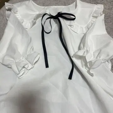 프릴 리본이 포함된 화이트 블라우스