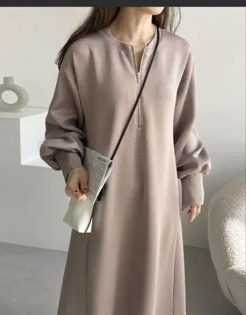 베이지 롱 원피스 긴팔 지퍼