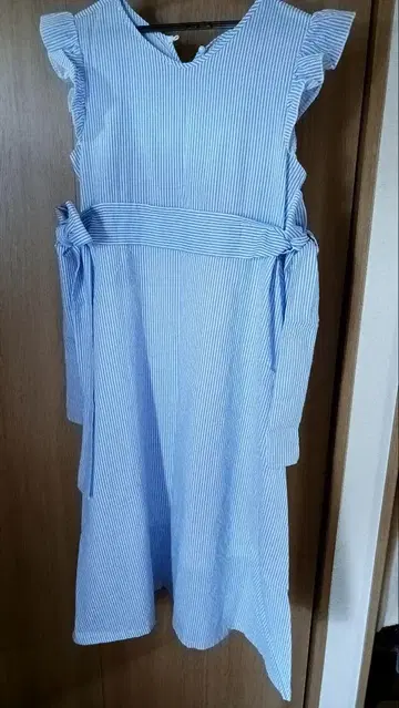 tocco closet 스트라이프 프릴 슬리브리스 원피스