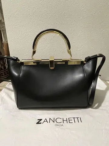 ZANCHETTI 블랙 가죽 핸드백
