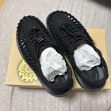 KEEN Uneek 블랙 샌들