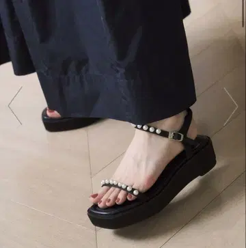 루타론 4cm 펄 플랫 샌들 블랙