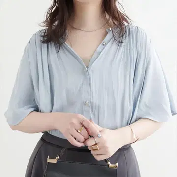 내추럴 꾸뛰르 드레이프감 새틴 플레어 소매 개더 블라우스 색스 블루