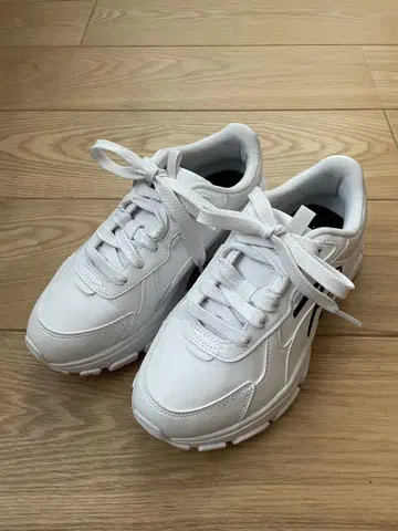 Puma 화이트 스니커즈 로고