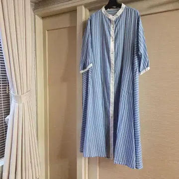 파란색과 흰색 스트라이프 반팔 셔츠 원피스