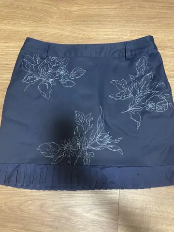 캘러웨이 꽃무늬 자수 플리츠 스커트 네이비