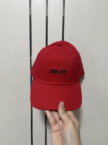 오클리 레드 야구 모자