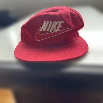 Nike 빨간색 캡 로고