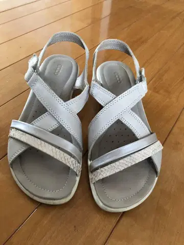 ECCO 크로스 스트랩 샌들