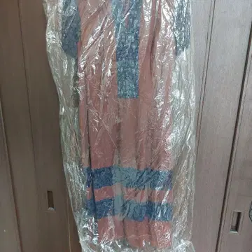 아쿠아 스큐텀 다크 브라운과 파랑의 반팔 원피스