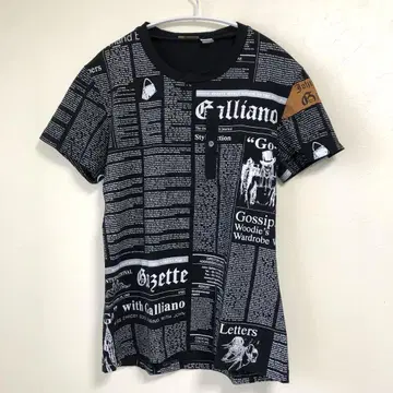 John Galliano 뉴스 페이퍼 패턴 티셔츠 블랙